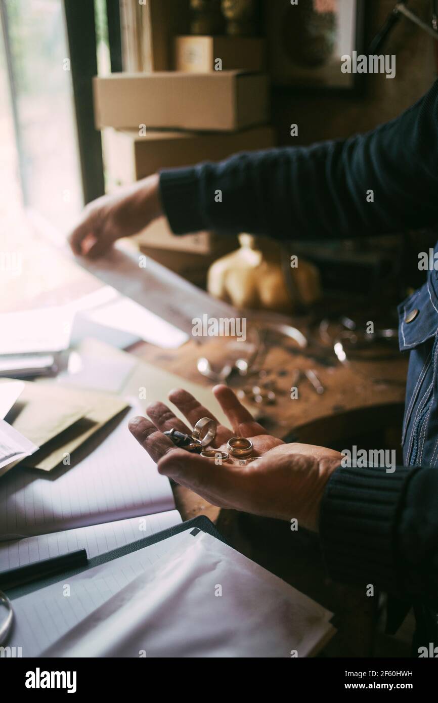 Immagine ritagliata di un uomo gay che tiene l'attrezzatura in garage Foto Stock