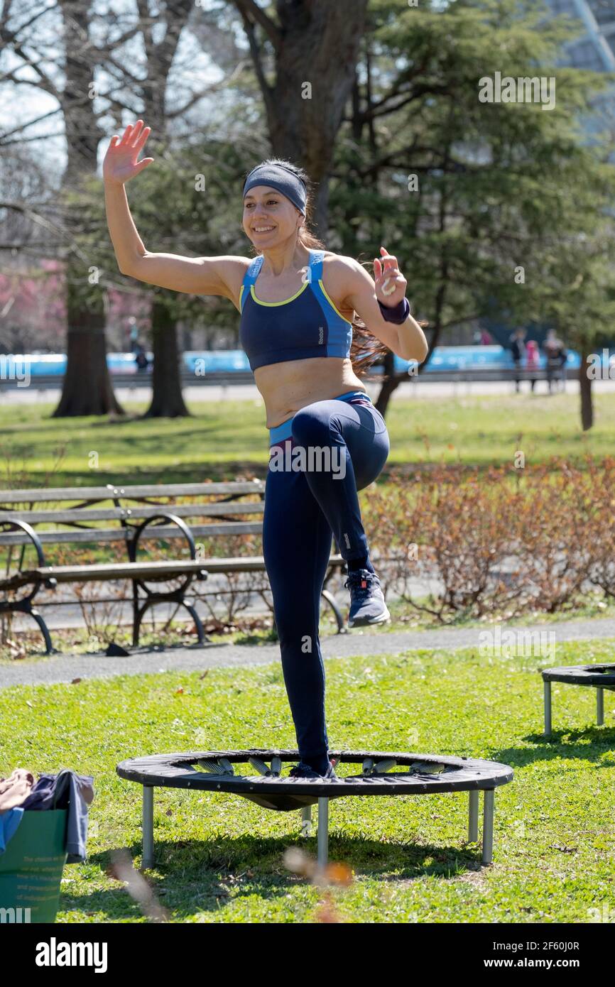 Una donna attraente in forma ad una classe urbana di rimbalzo in Queens, New York City. Foto Stock