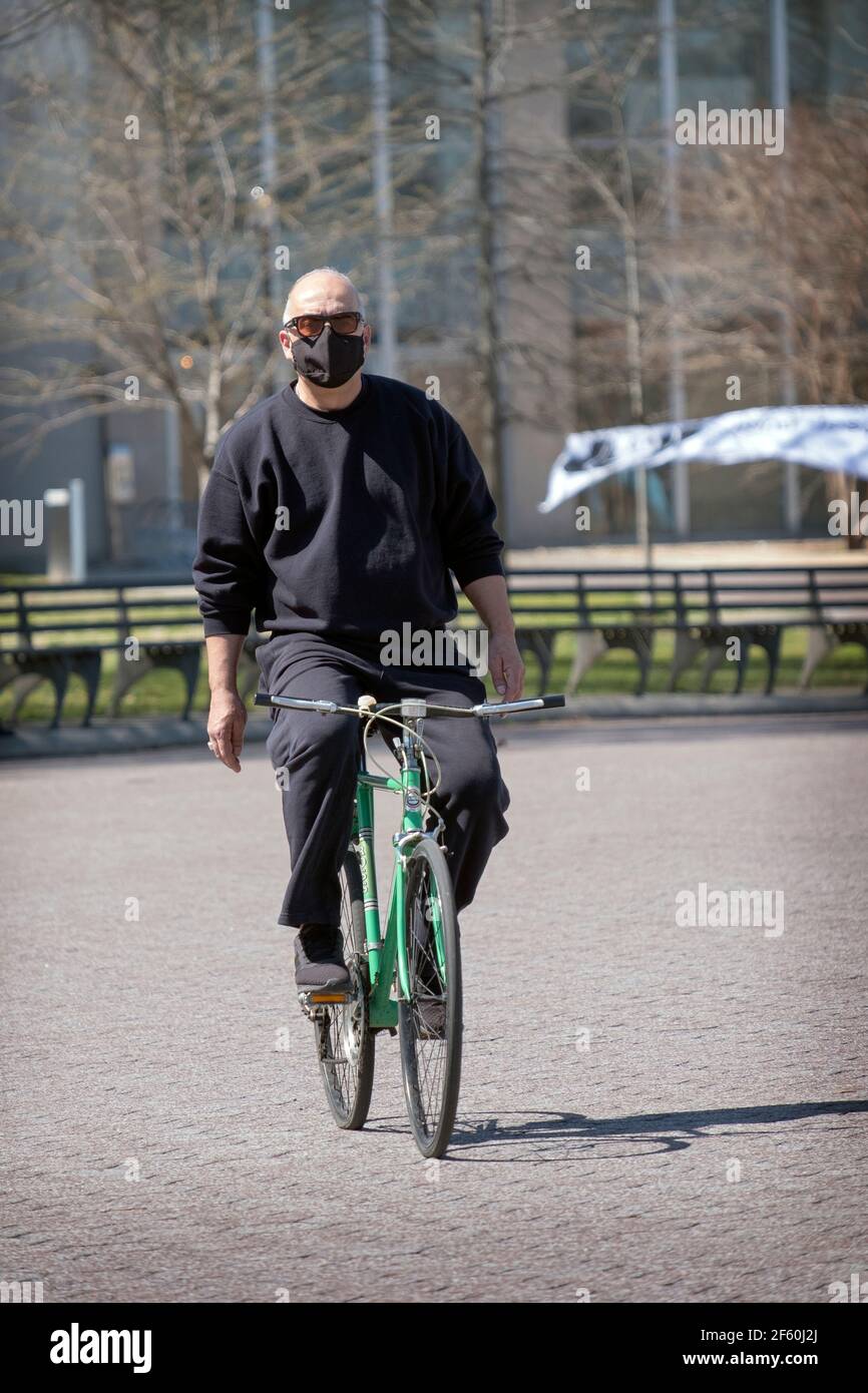 Un biker di mezza età che corre senza tenere. Vicino all'Unisphere a Flushing Meadows Corona Park a Queens, New York. Foto Stock