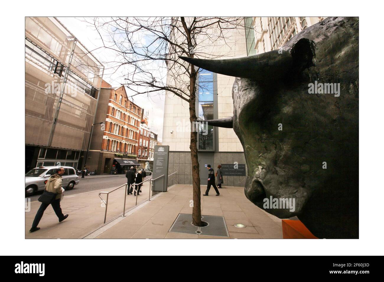 Una scultura di un minotauro a Covent Garden a Londra 8 aprile 2008. La scoperta della scultura è in coincidenza con l'ultima opera di Harrison Birtwistle, "The Minotaur". Fotografia di David Sandison the Independent Foto Stock