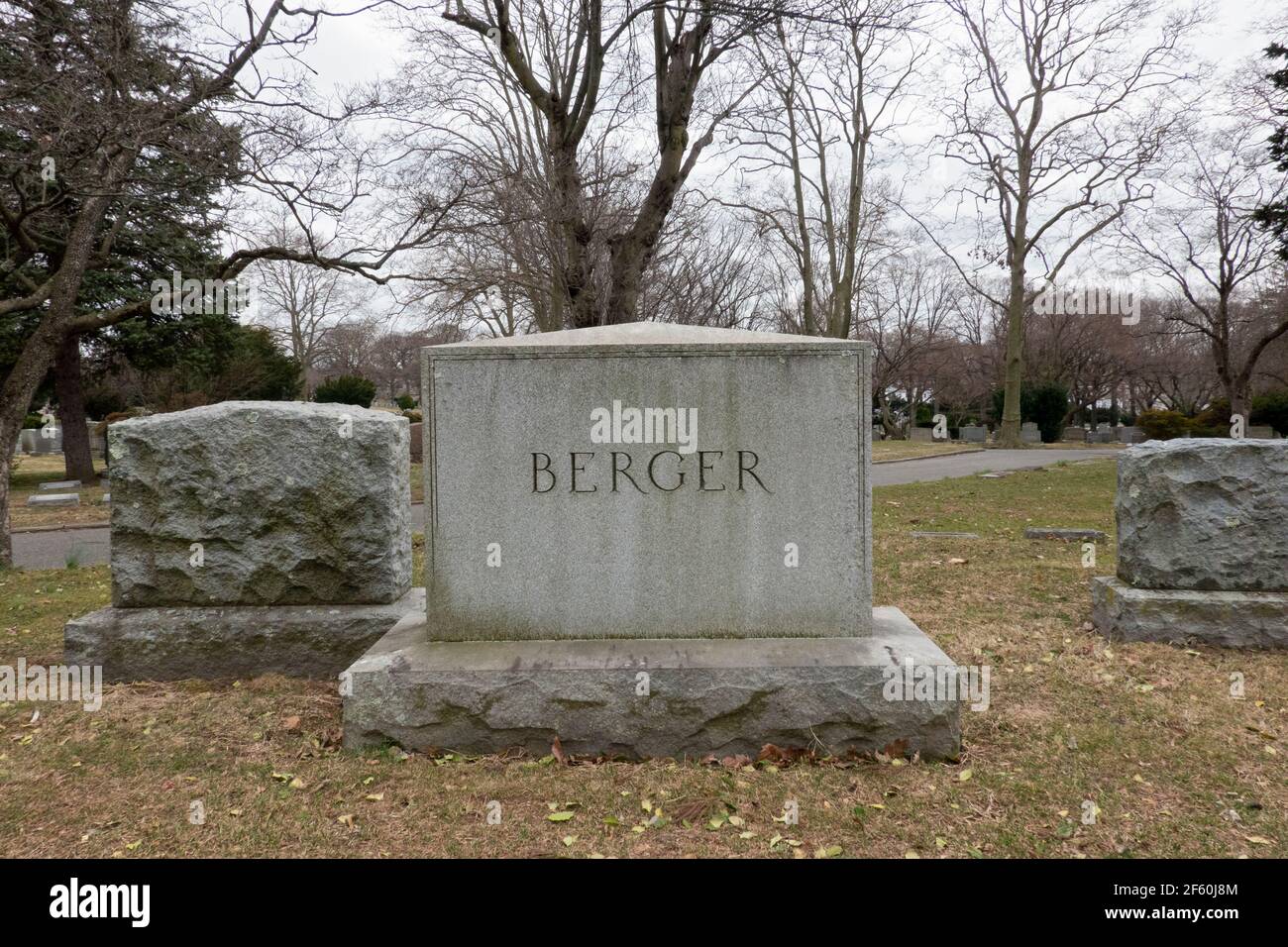 Lapidi nel Flushing Cemetery in una giornata oscura. A Queens, New York City. Foto Stock