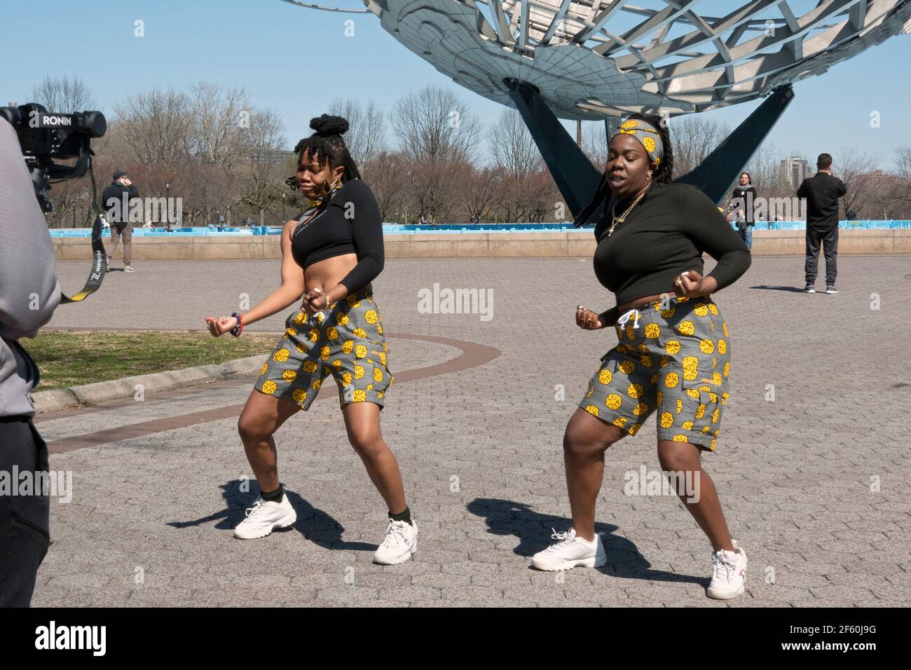 Le suore del Ghana registrano le routine di danza vicino all'Unisphere nel Flushing Meadows Corona Park a Queens, New York City. Foto Stock