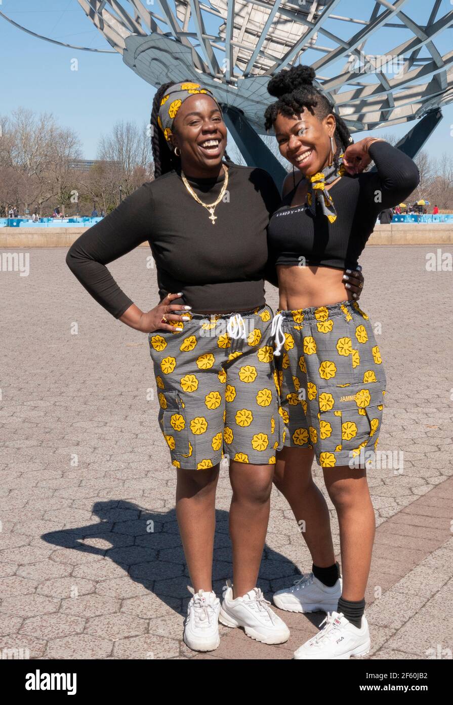 Ritratto di sorelle del Ghana davanti all'Unisfero nel Flushing Meadows Corona Park a Queens, New York City. Foto Stock