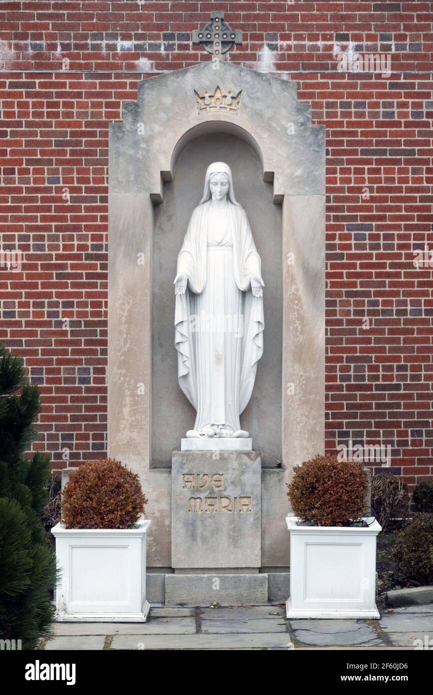 Una statua della Vergine Maria alla Chiesa Cattolica Romana di Sant'Andrea Avellino nella sezione Murray Hill di Flushing, Queens, New York City. Foto Stock