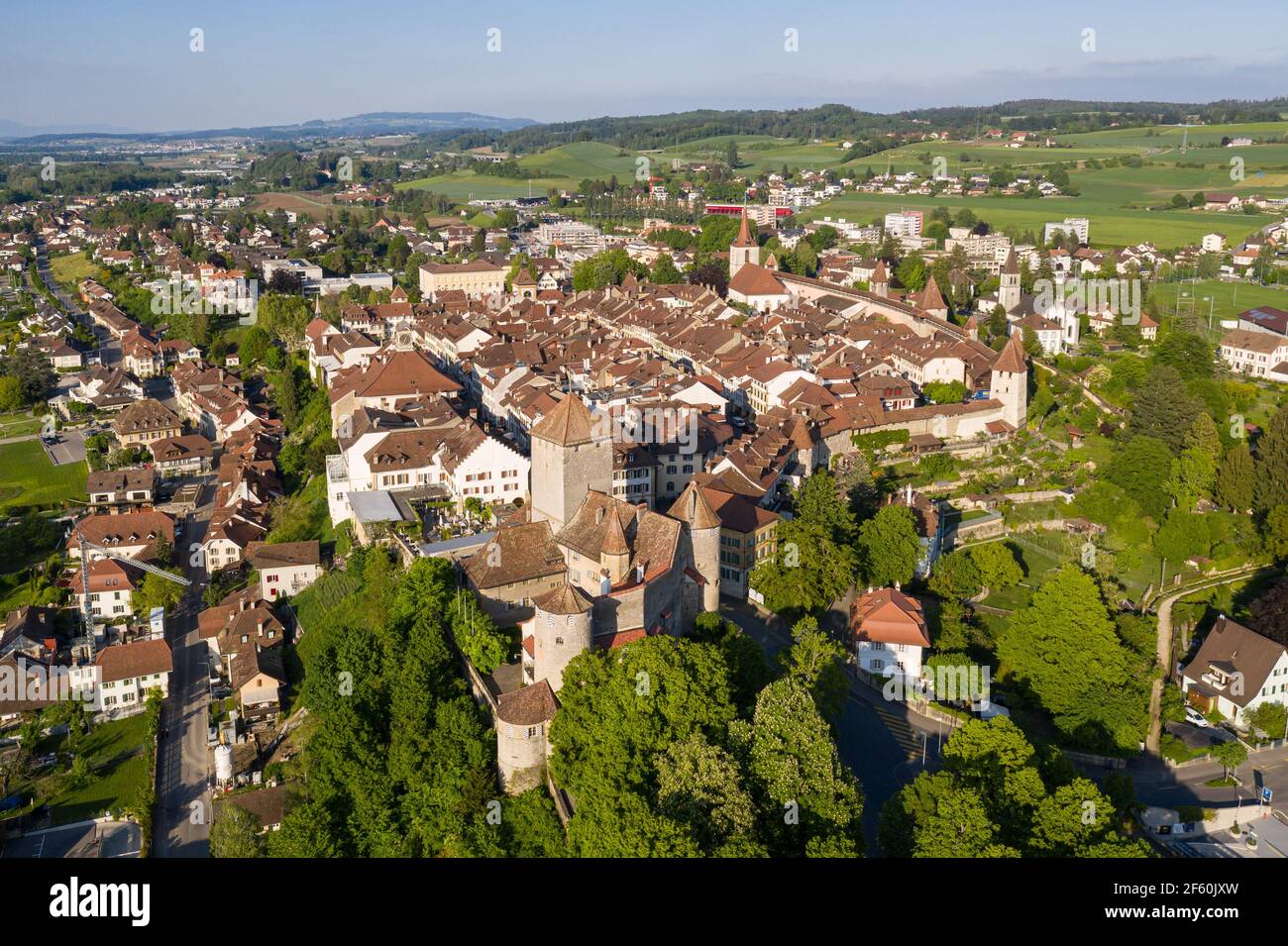 Veduta aerea del Morat medievale (Murten in tedesco) Città vecchia nel Cantone di Friburgo in Svizzera su un sole giorno d'estate Foto Stock
