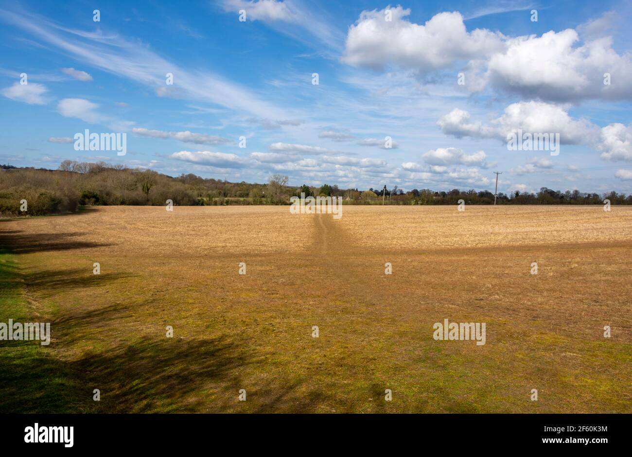 Terreni agricoli ed edifici in una bella giornata di primavera soleggiata Foto Stock