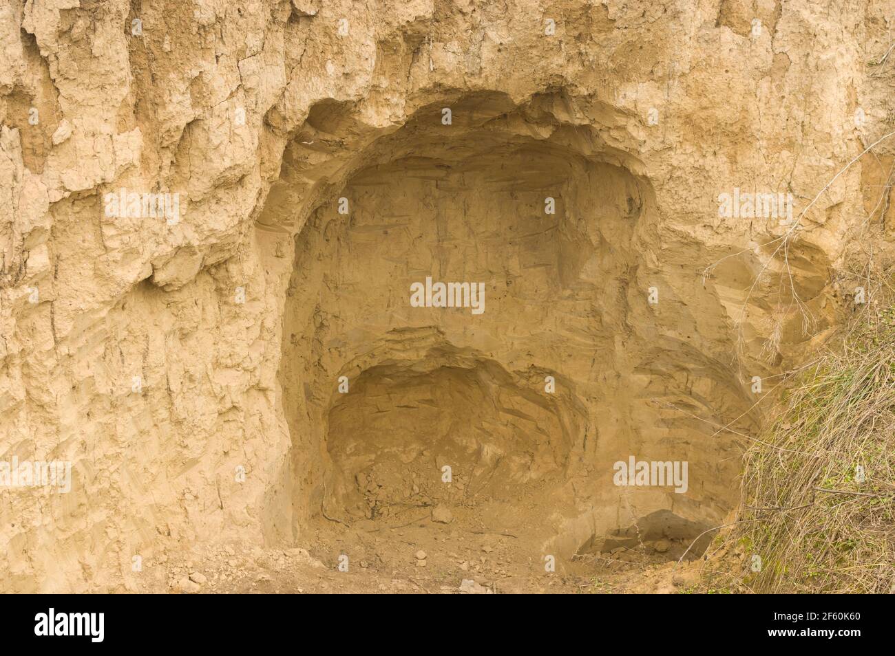 Grande buco in collina di sabbia in una buca aperta in Ucraina Foto Stock