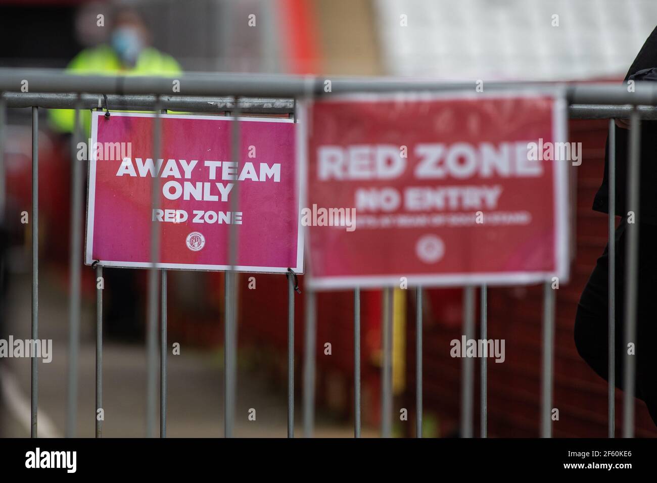 Il cartello della Red zone di Makeshift non indica l'ingresso allo stadio di calcio durante il Coronavirus, Covid-19 Pandemic un England, UK. Foto Stock