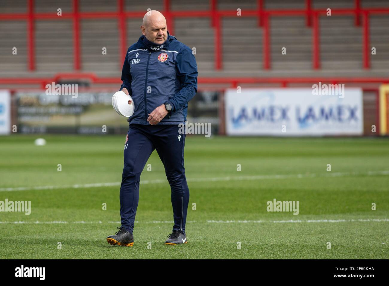 Allenatore professionista di calcio Dean Wilkins nel suo ruolo di assistente direttore dello Stevenage FC Foto Stock