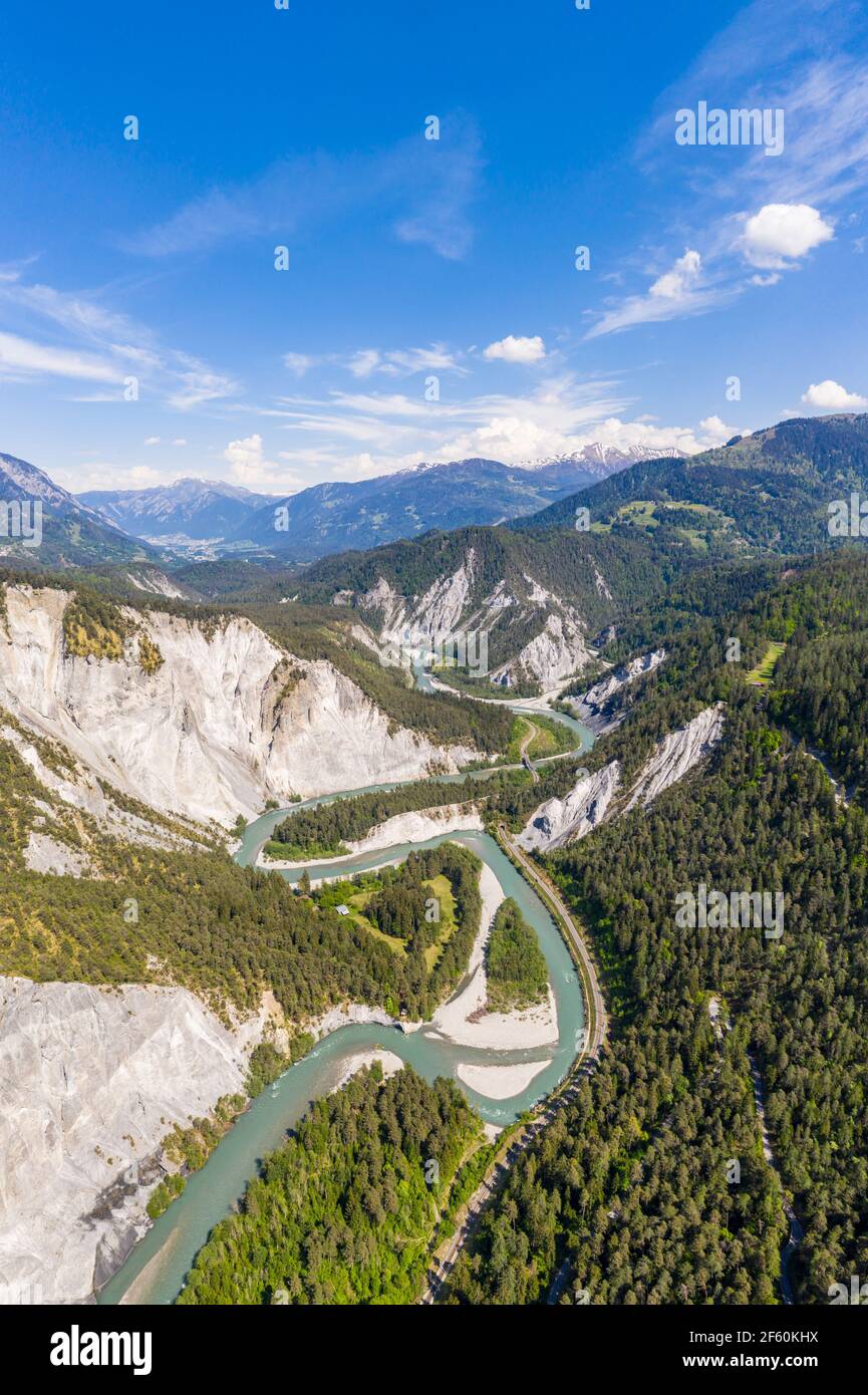 Spettacolare vista aerea della gola del Reno vicino a Reichenau e. Film nel Cantone di Graubunden nelle alpi in Svizzera una giornata estiva di sole Foto Stock