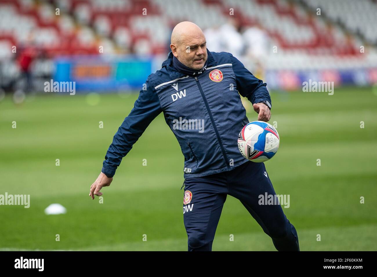 Allenatore professionista di calcio Dean Wilkins nel suo ruolo di assistente direttore dello Stevenage FC Foto Stock