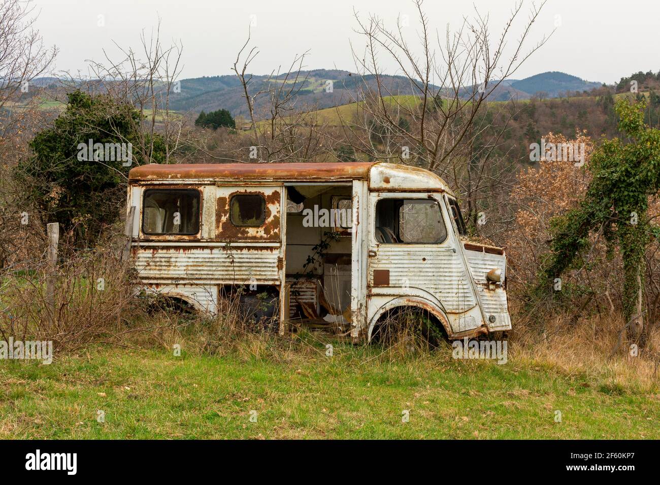 Vecchio relitto abbandonato citroen circondato dalla natura in un paesaggio rurale in autunno . Francia Foto Stock