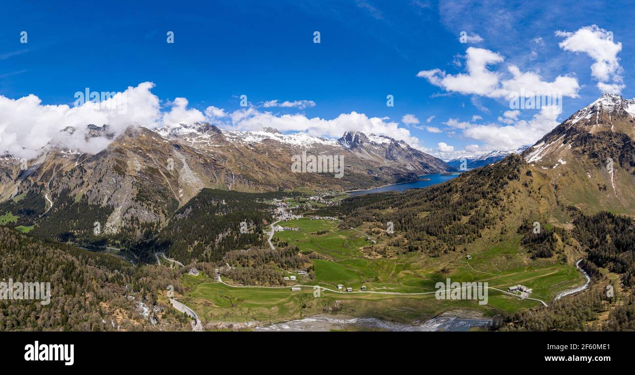 Splendido panorama aereo del passo Maloja in Engadina Con il lago Sils nel cantone Graubunden nelle alpi In Svizzera Foto Stock