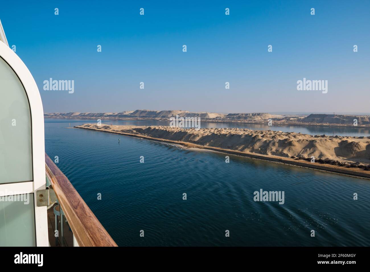 Nave da crociera che passa attraverso il canale di Suez Egitto. Foto Stock