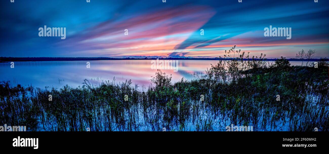 Un suggestivo tramonto primaverile sulla Mud Bay a Tofts Point vicino a Baileys Harbour nella Door County Wisconsin. Il Tofts Point è una riserva nazionale di zone umide. Foto Stock
