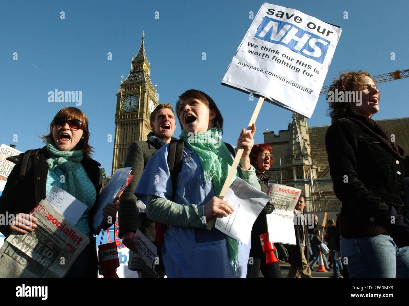 UNA PROTESTA A WESTMINSTER, I MIEI LAVORATORI NHS, PER I CAMBIAMENTI APPORTATI ALL'NHS, INCLUSI I TAGLI AL LAVORO. 1/11/06 TOM PILSTON Foto Stock