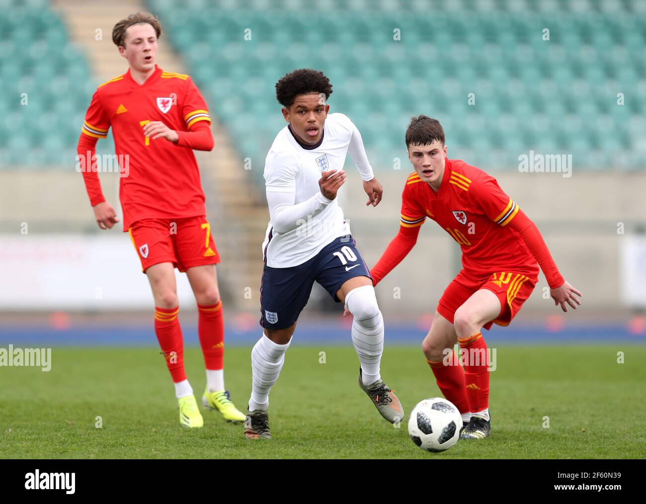 Shola Shoretire (centro) in Inghilterra durante la partita internazionale di Under-18 al Leckwith Stadium di Cardiff. Data immagine: Lunedì 29 marzo 2021. Foto Stock