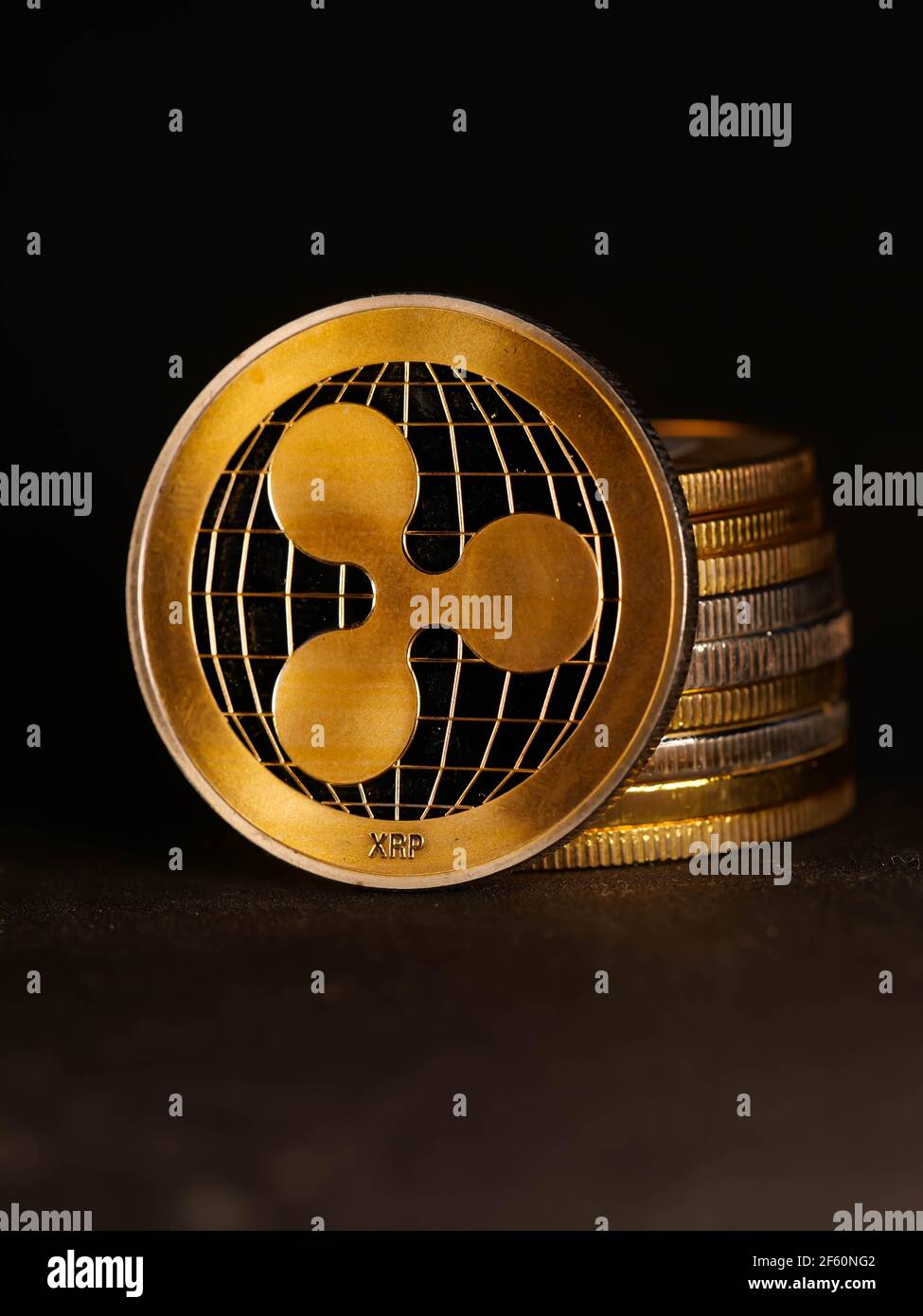 Fondo di valuta criptovaluta con varie monete di argento lucido e criptovalute fisiche dorate, Bitcoin, Ethereum, Litecoin, zcash, ondulazione. Foto Stock