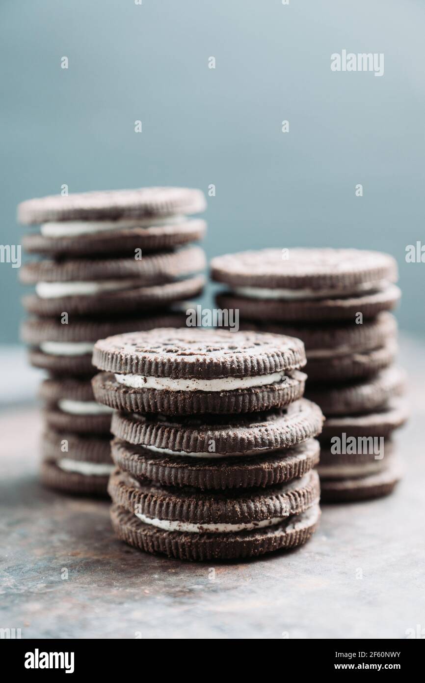 Pila di biscotti sandwich al cioccolato su rustico sfondo di legno. Messa a fuoco selettiva. Profondità di campo poco profonda. Foto Stock