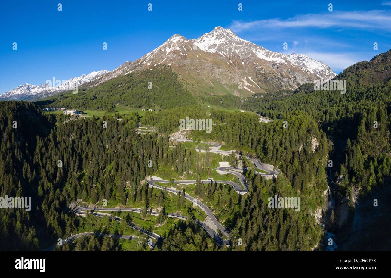 Spettacolare vista aerea del valico di Maloja nella valle dell'Engadina, nelle alpi del Cantone di Graubunden, in Svizzera, in una soleggiata giornata estiva. Foto Stock