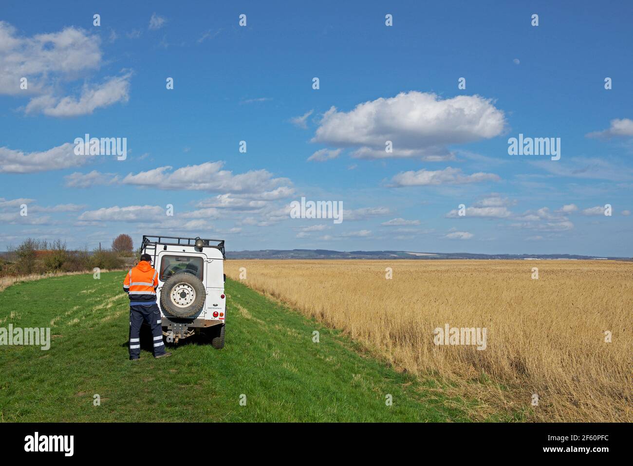 Land Rover Defender (Ouse e Humber Drinking Board) sul rilievo argine del fiume Ouse, a Faxfleet, East Yorkshire, Inghilterra Regno Unito Foto Stock