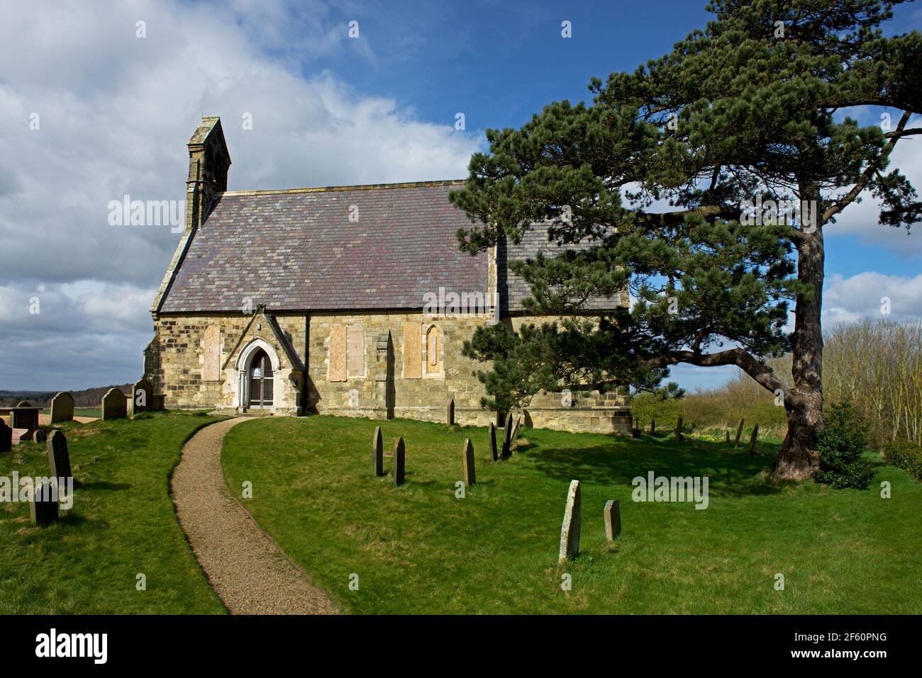 All Saints Church (con finestre a bordo), nel villaggio di Burythorpe, North Yorkshire, Inghilterra UK Foto Stock