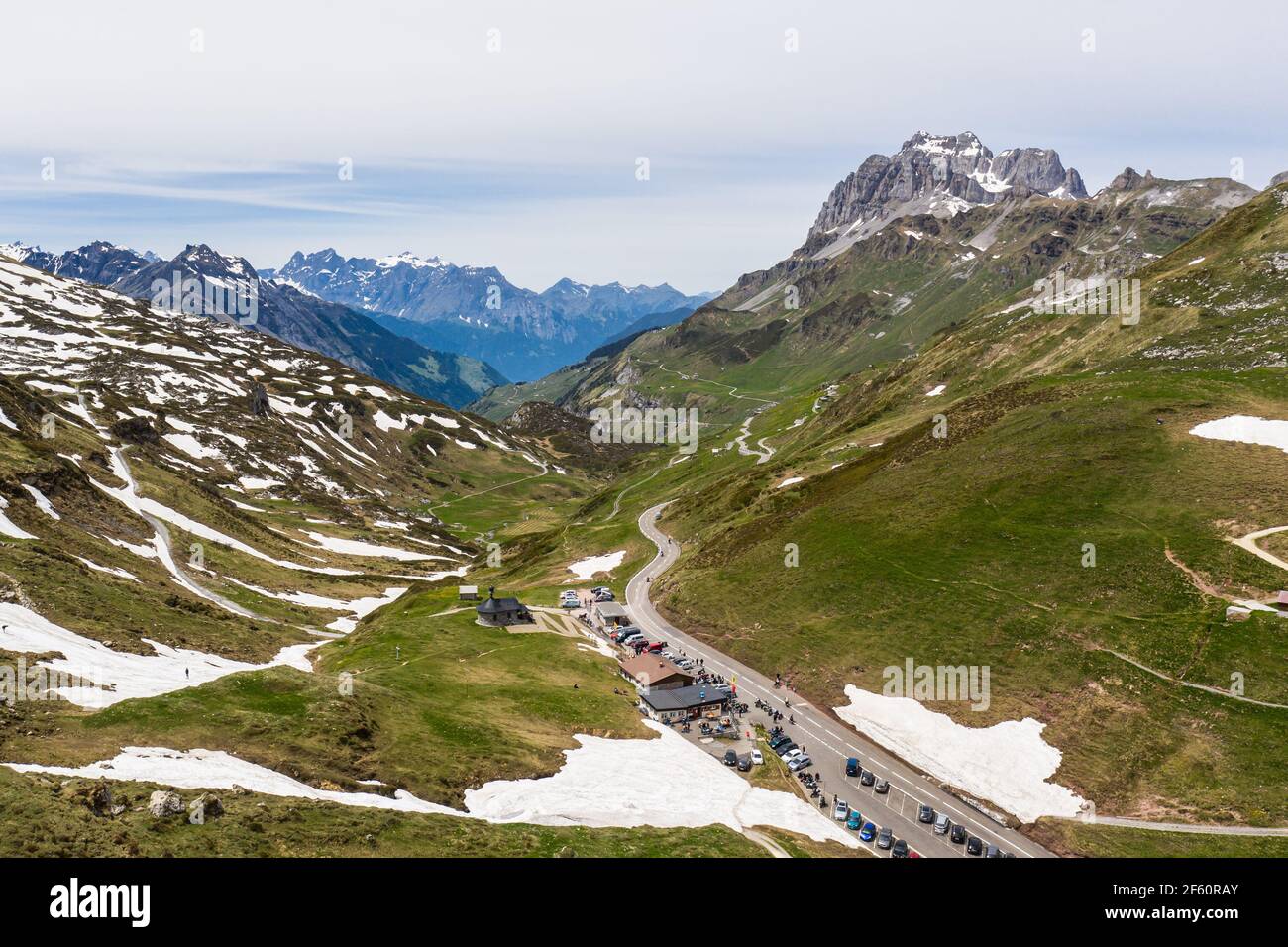 Veduta aerea della cima del passo di Klausen Cantone Glarona nelle alpi in Svizzera Foto Stock