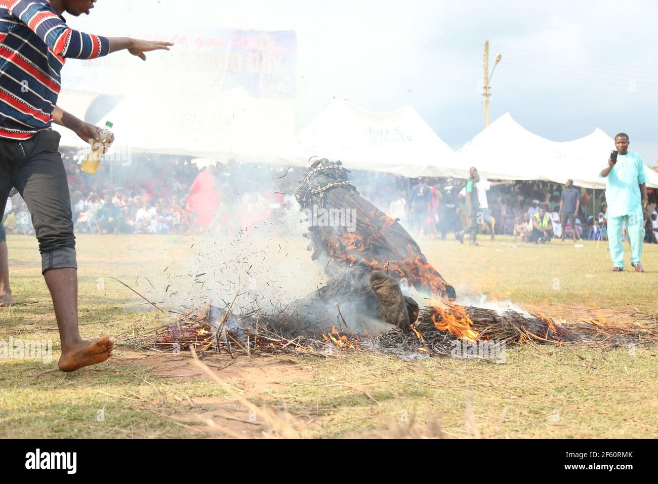 Danafojura Masquerade mostra il suo potere magico durante il World Sango Festival, Oyo state, Nigeria. Foto Stock