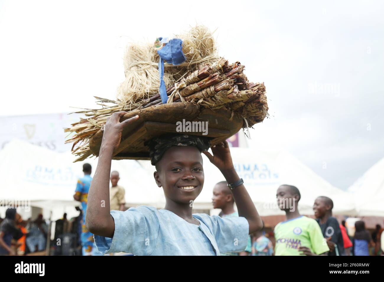 Un ragazzo che vende spugna locale, Oyo state, Nigeria. Foto Stock