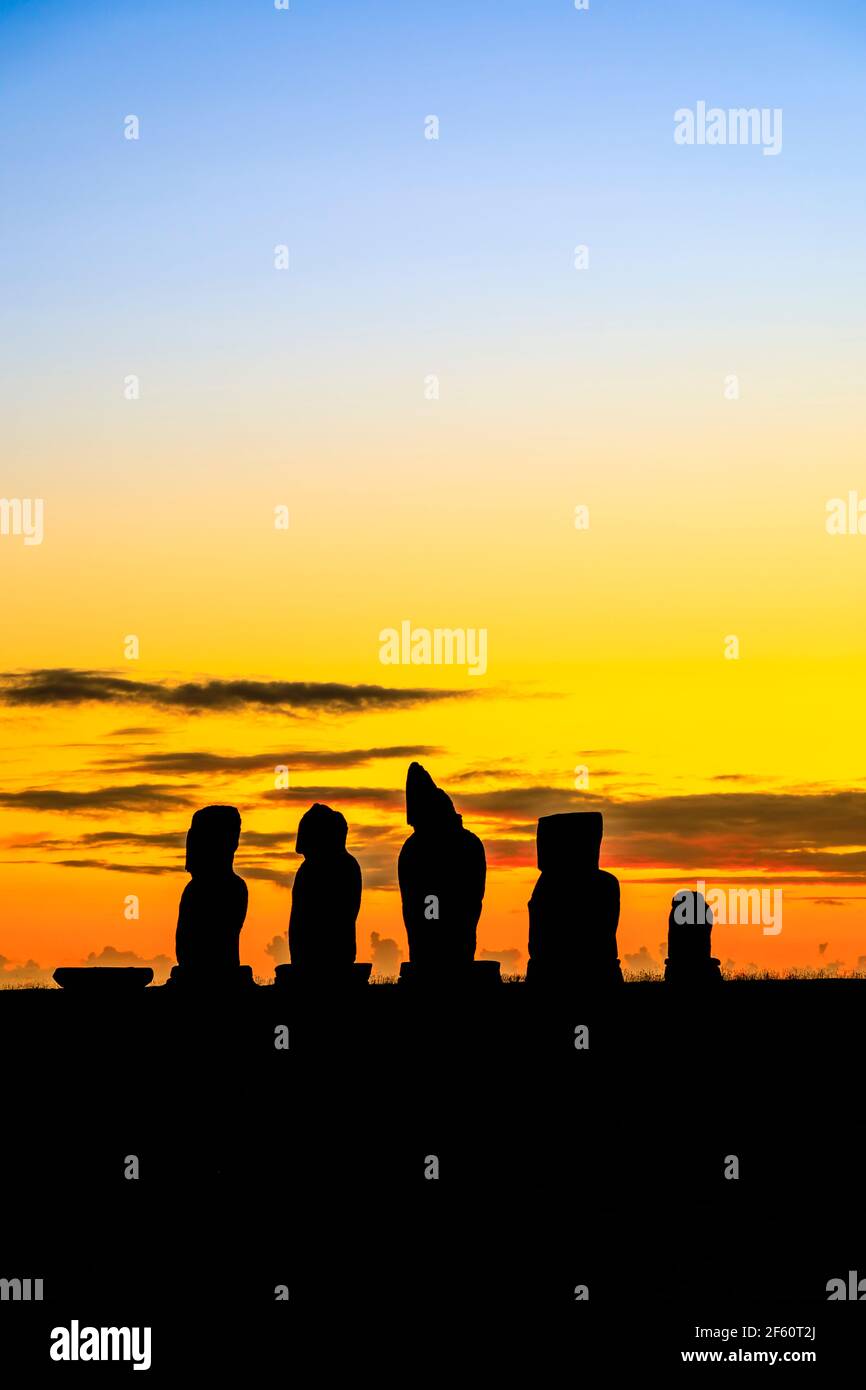 AHU Vai Ure moai (statue) con le spalle alla costa dell'Oceano Pacifico a Tahai, Hanga Roa, costa occidentale dell'isola di Pasqua (Rapa Nui), Cile al tramonto Foto Stock