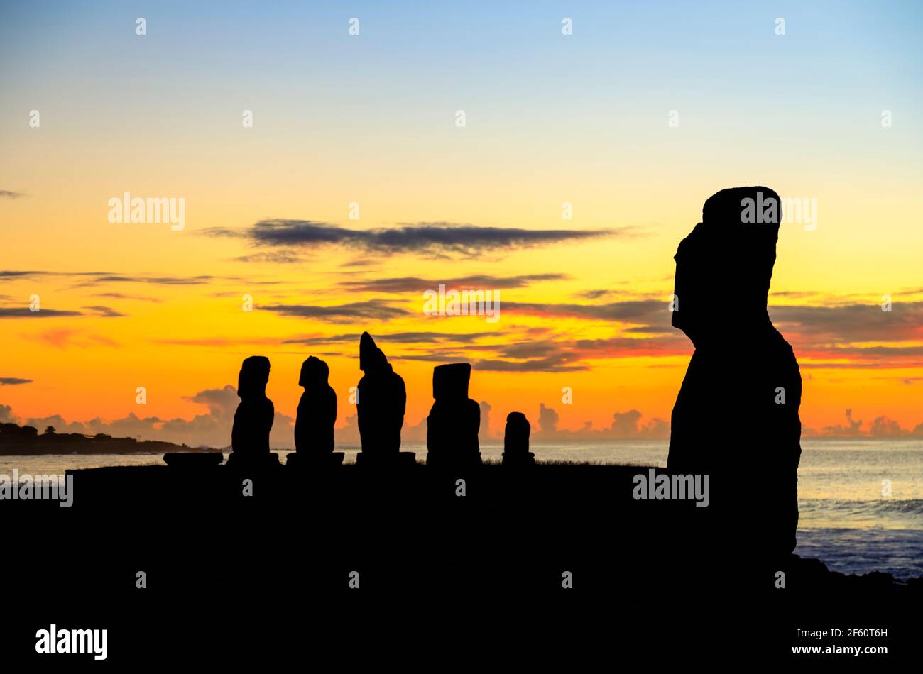 AHU Vai Ure e Tahai moai (statue), alle spalle della costa dell'Oceano Pacifico a Tahai, Hanga Roa, costa occidentale dell'isola di Pasqua (Rapa Nui), Cile al tramonto Foto Stock