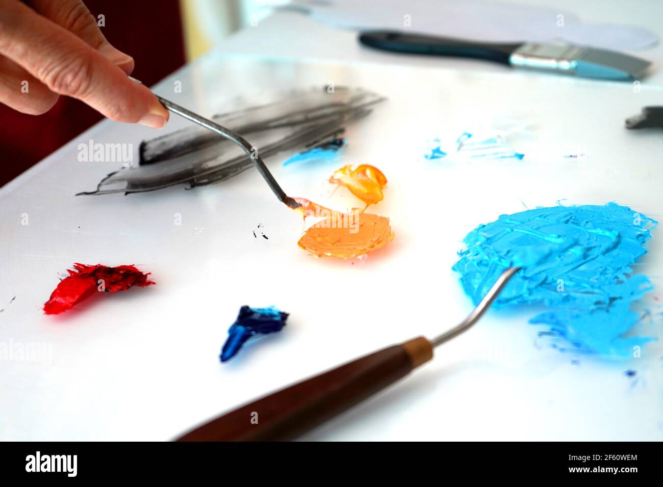 Dettaglio di pennelli e di vernice brillante in un artista studio Foto Stock