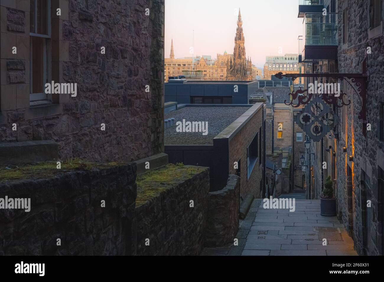 Edimburgo, Scozia - Gennaio 18 2020: Vista del Monumento Walter Scott dal vicolo di dietro gli avvocati chiudere fuori il Royal Mile nel centro storico t Foto Stock