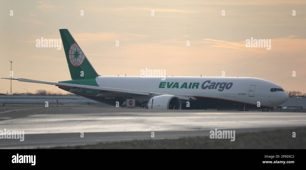 EVA Air Cargo Boeing 777F taxi per il terminal delle merci dopo l'atterraggio all'aeroporto internazionale o'Hare di Chicago. Foto Stock