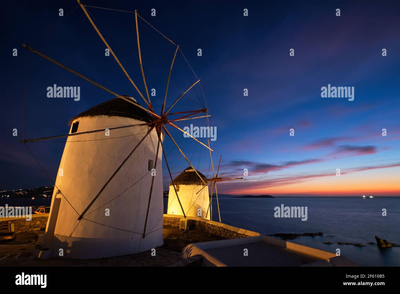 Tradizionali mulini a vento greca sull'isola di Mykonos all'alba, Cicladi Grecia Foto Stock