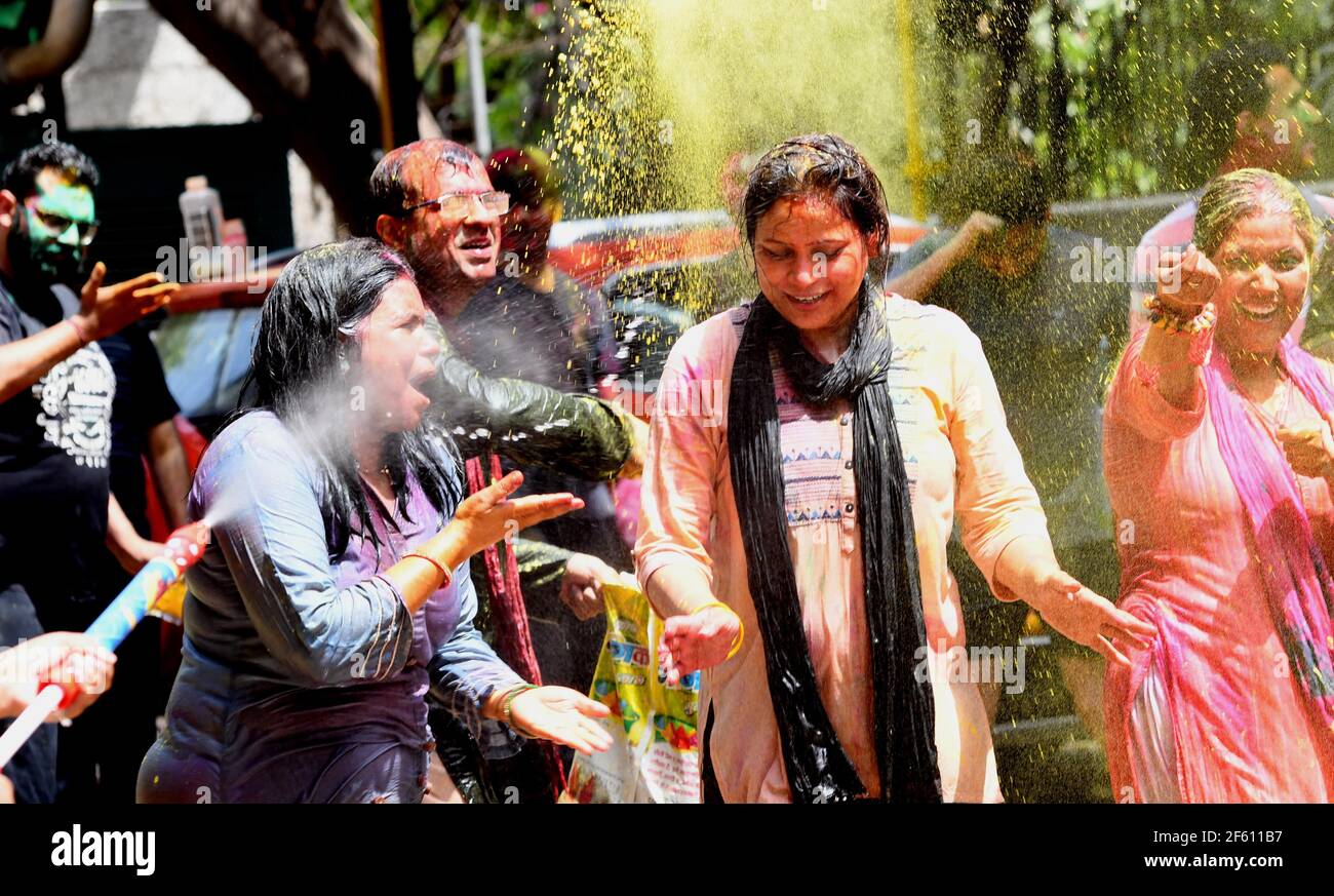 Nuova Delhi, India. 29 marzo 2021. La gente danza mentre celebra il festival di Holi a Nuova Delhi, India, 29 marzo 2021. Credit: Parta Sarkar/Xinhua/Alamy Live News Foto Stock