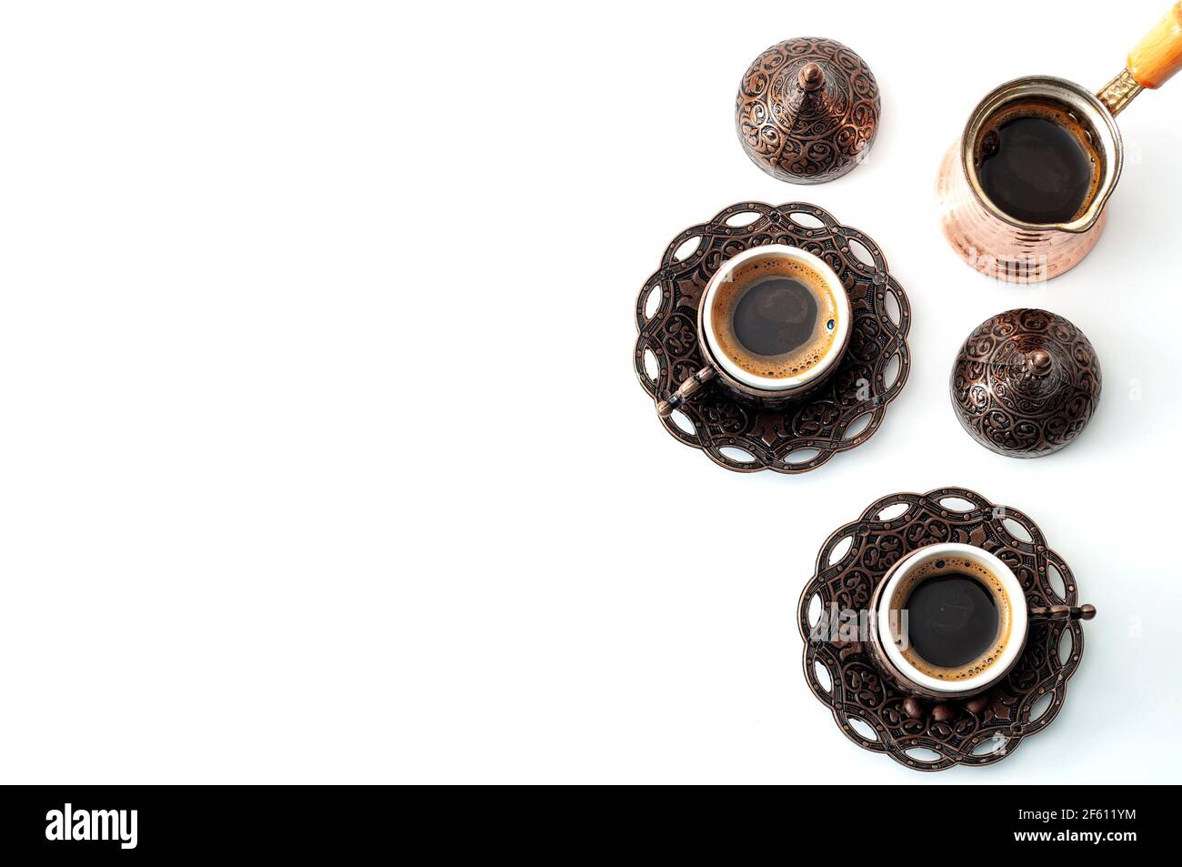 Set di caffè turco tradizionale, cultura mediorientale e tema di tradizione araba con set di tazze in metallo e pentola in rame con manico in legno di isola Foto Stock