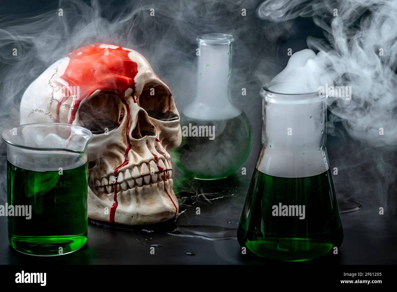 Concetto di guerra biologica, attacco chimico e genocidio con cranio circondato da matracci di chimica con fumo o gas senape che escono dal verde Foto Stock