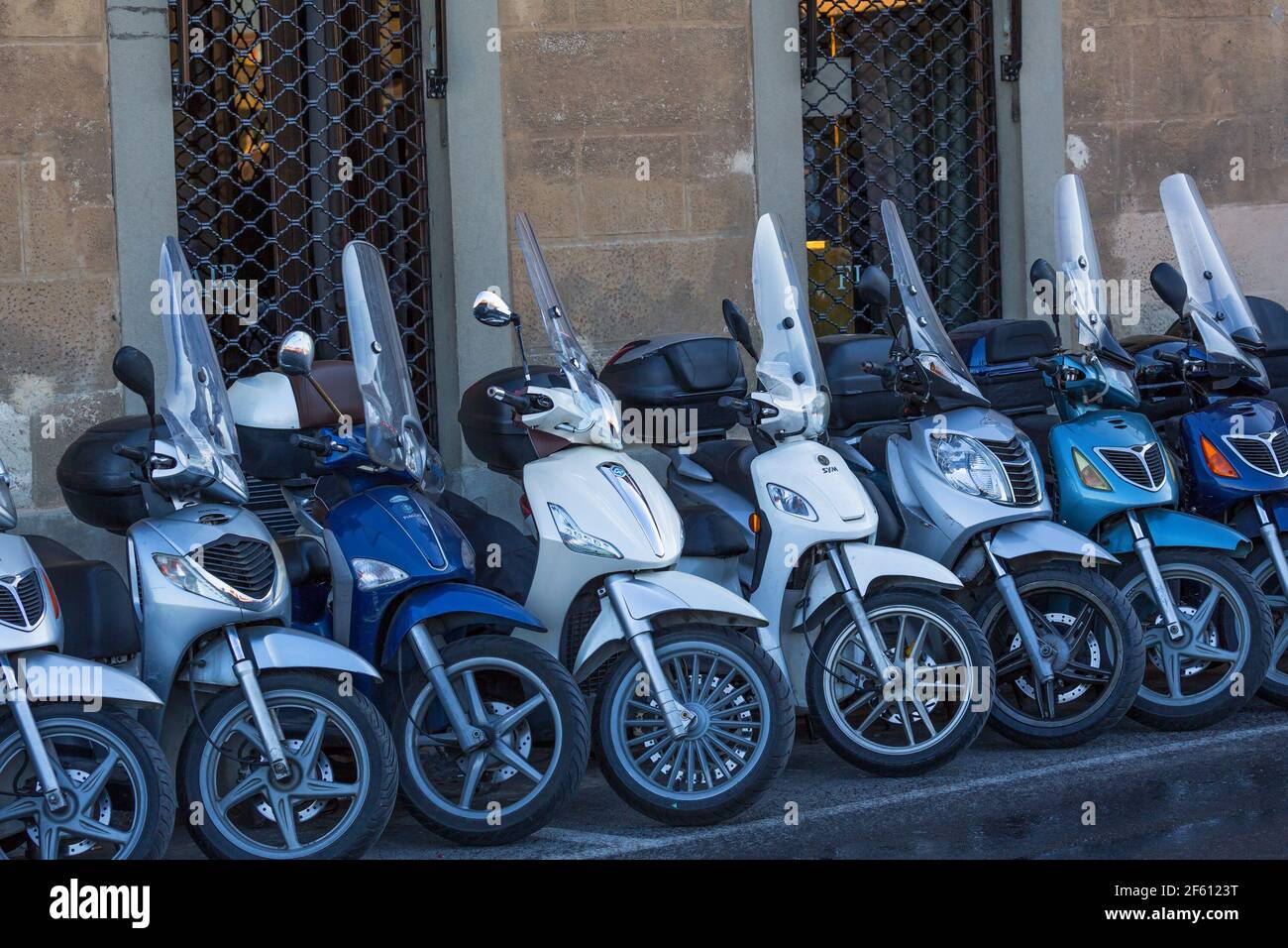 Scooter parcheggiati in una strada Foto Stock