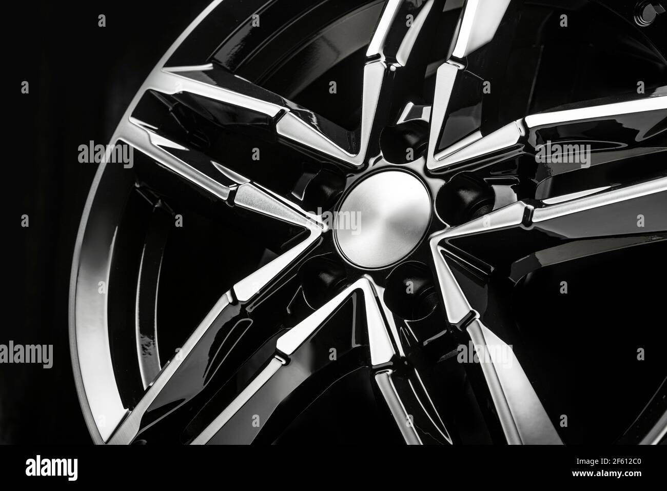 Cerchio in lega di design nero a forma di stella. Dettagli ravvicinati. Foto Stock