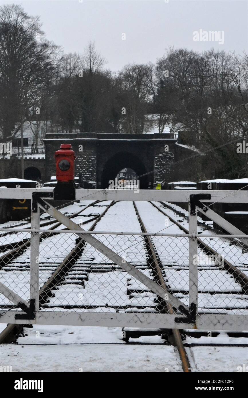 Stazione di Grosmont nella neve - barriera di sicurezza - Nord Yorkshire Moors Heritage Railway - NYMR - Snow on the Terra - Winters Day - Yorkshire UK Foto Stock