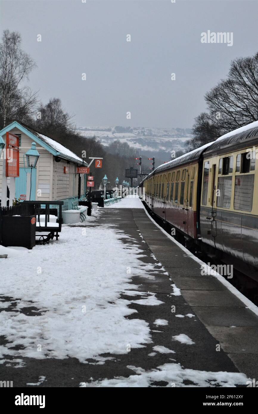Stazione di Grosmont nella neve - carrozze passeggeri - Nord Yorkshire Moors Heritage Railway - NYMR - Snow on the Terra - Winters Day - Yorkshire UK Foto Stock