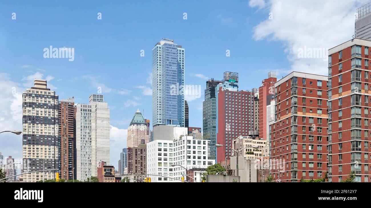 New York skyline della città in una giornata di sole, STATI UNITI D'AMERICA. Foto Stock