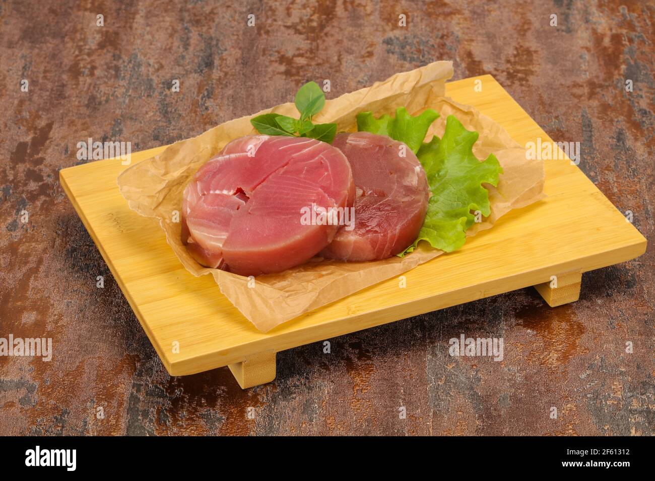 Tonno crudo round steak pronto per il grill Foto Stock