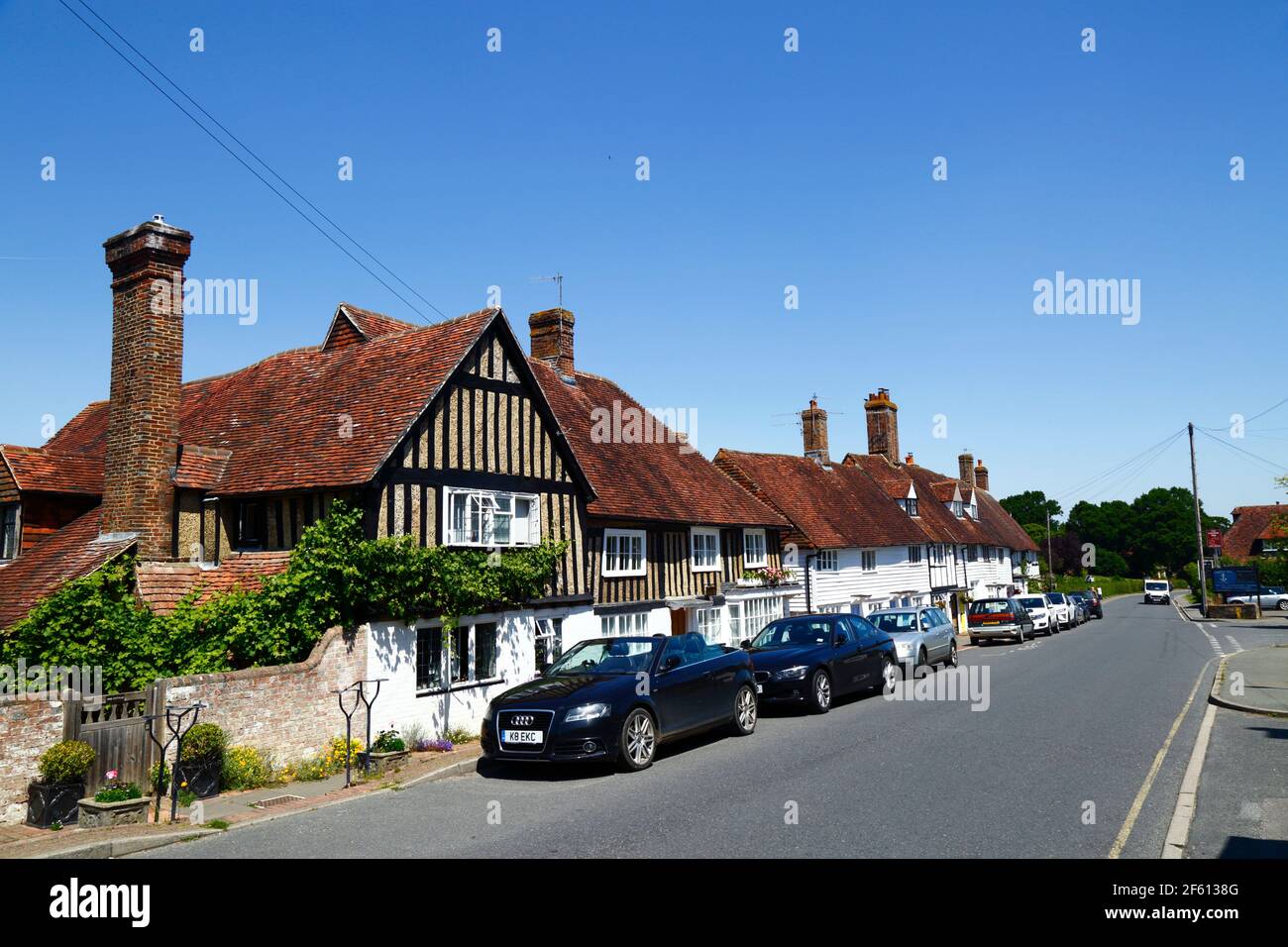 Tipico legno incorniciato e casa di ciottoli e case bianche stagne vicino alla strada principale attraverso il villaggio, Hartfield, Sussex orientale, Inghilterra Foto Stock