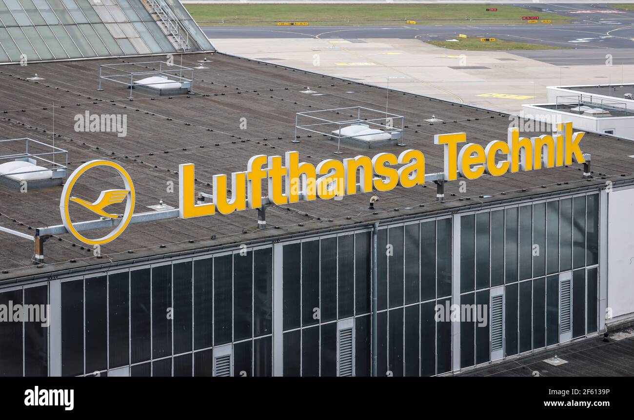DŸsseldorf, Nord Reno-Westfalia, Germania - Lufthansa Technik, scritta sul tetto di un edificio all'aeroporto di DŸsseldorf. Foto Stock