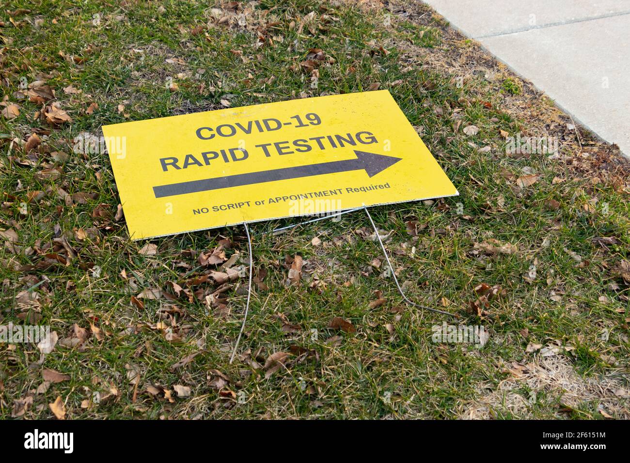 COVID-19 cartello pandemico rapido sito di test posto sul terreno Foto Stock