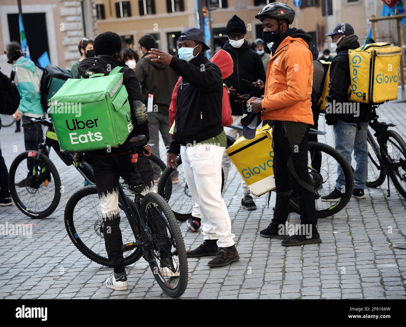Italia, Roma, 26 marzo 2021 : 'Nessun giorno di consegna'. Dimostrazione di protesta da parte di 'food riders' e consegna fattorini a casa. Foto © Fabio Cimaglia/Sintes Foto Stock