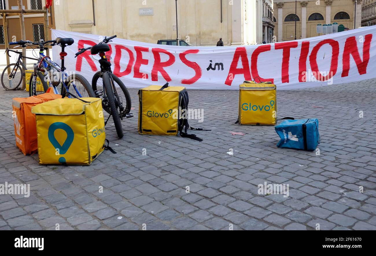 Italia, Roma, 26 marzo 2021 : 'Nessun giorno di consegna'. Dimostrazione di protesta da parte di 'food riders' e consegna fattorini a casa. Foto © Fabio Cimaglia/Sintes Foto Stock