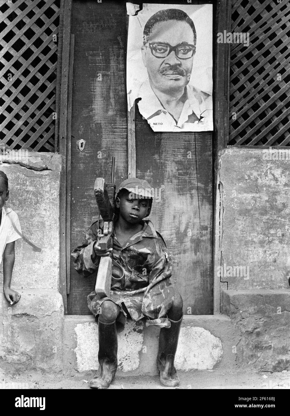 Huambo 1976-02-28 guerra civile angolana. MPLA e altri fratelli cubani, hanno preso Huambo, la capitale dell'unita. Un bambino soldato orgoglioso e molto giovane MPLA sotto l'immagine del leader Agostinho Noto. Foto: Sven-Erik Sjoberg / DN / TT / Codice: 53 Foto Stock